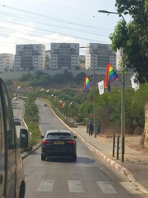דגלי גאווה בראש העין