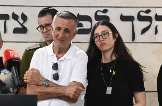 נועה ארגמני ואביה יעקב בהלווית האם ליאורה