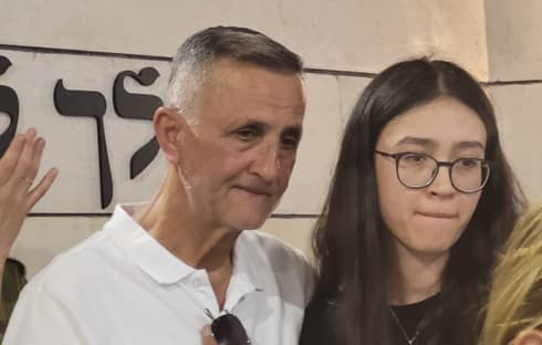 נועה ארגמני ואביה יעקב בהלווית האם ליאורה
