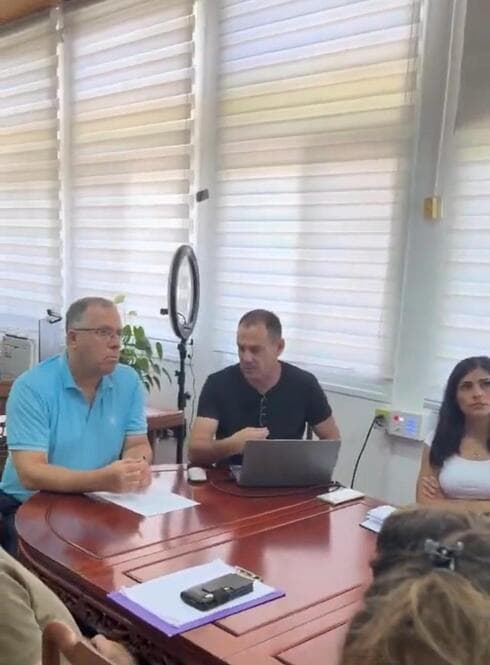ישיבת התנעה לפרויקט בלשכתו של אלי דוקורסקי