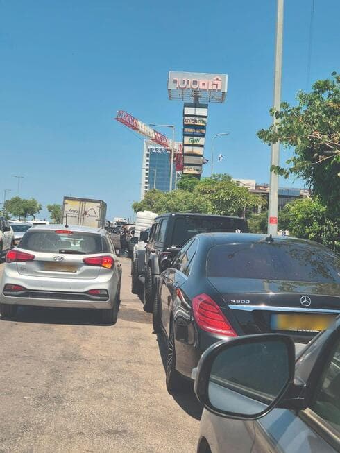 מצוקת חנייה קשה ליד ההום סנטר בראשון לציון (צילום: שירות מיינט) מצוקת חנייה קשה ליד ההום סנטר בראשון לציון