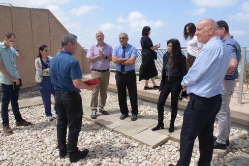 המנכ"ל בסיור בשטח (צילום: דוברות בי"ח כרמל) המנכ"ל בסיור בשטח