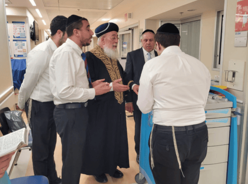 הרב שלמה עמר בתפילה לרפואת הרב דרעי (צילום: פרטי) הרב שלמה עמר בתפילה לרפואת הרב דרעי