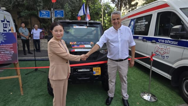 סבג ונציגת טאייוואן בישראל. הטרקטורון מאחור