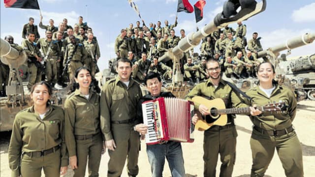 הבנות כבר בצריח. אפי נצר ולהקת זרוע היבשה