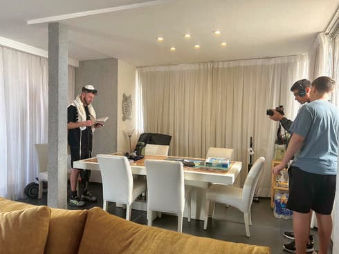 מלווה חיילים בתהליך השיקום. הנרי חן בעת צילומי סרט הגמר (צילום: פרטי) מלווה חיילים בתהליך השיקום. הנרי חן בעת צילומי סרט הגמר