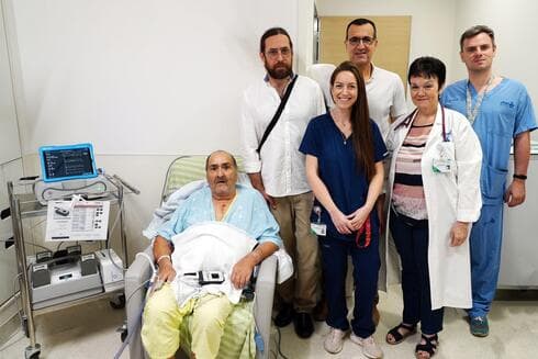 מימין לשמאל: ד"ר אלכס שייפר, פרופ׳ סורל גולנד, פרופ׳ קובי ג׳ורג׳, לוטם עובדיה, ד"ר ולרי קוצ׳וק והמטופל מאיר אביגדור (צילום: גלעד שעבני שופן) מימין לשמאל: ד"ר אלכס שייפר, פרופ׳ סורל גולנד, פרופ׳ קובי ג׳ורג׳, לוטם עובדיה, ד"ר ולרי קוצ׳וק והמטופל מאיר אביגדור