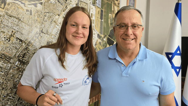 שי ותעודת הוקרה. ראש עיריית ביאליק, אלי דוקורסקי, ואנסטסיה גורבנקו (צילום: באדיבות הערייה) ראש עיריית ביאליק, אלי דוקורסקי, ואנסטסיה גורבנקו