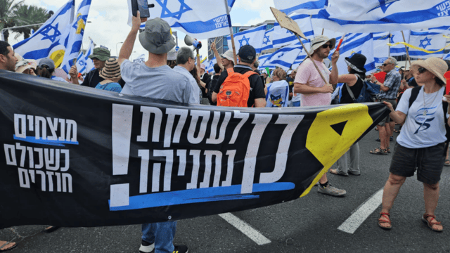 המפגינים דורשים עסקה עכשיו