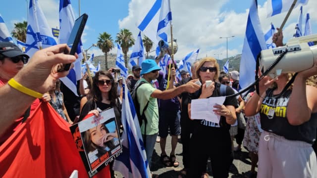 כרמית פלטי בהפגנה במת"ם חיפה