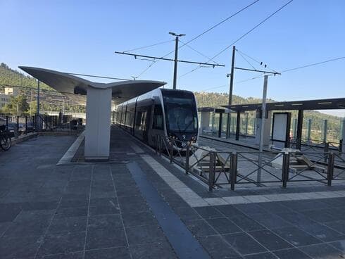 הרכבת הקלה בתחנת הדסה עין כרם