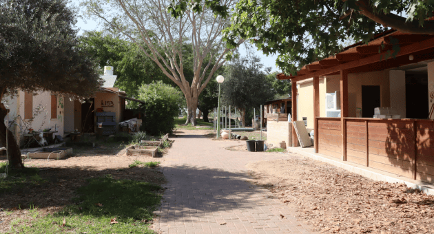 השכונה בקיבוץ אחרי המתקפה הרצחנית של מחבלי חמאס (צילום: יוסי וקנין) קיבוץ חולית