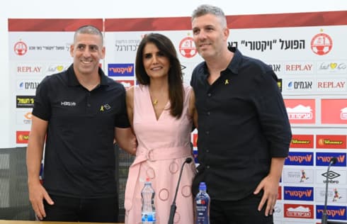 אלונה ברקת עם המאמן רן קוז'וך והמנכ"ל גיא פרימור
