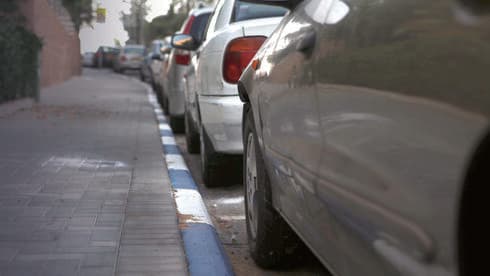 חניה בכחול לבן. "הולך להיות כבד וקשה מתמיד"