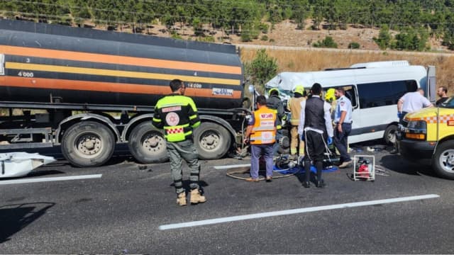 תאונת משאית מיניבוס מחלף עמקים