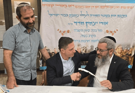 דנילוביץ' לצד ציון חדד (משמאל) אביו של החייל אורי יצחק חדד ז"ל דנילוביץ' לצד ציון חדד (משמאל) אביו של החייל אורי יצחק חדד ז"ל