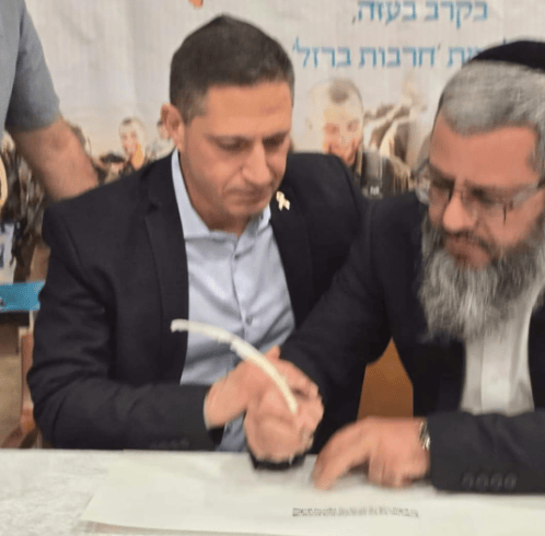 דנילוביץ' משתתף בכתיבת ספר תורה לזכר החייל אורי יצחק חדד ז"ל (צילום: פרטי) דנילוביץ' משתתף בכתיבת ספר תורה לזכר החייל אורי יצחק חדד ז"ל