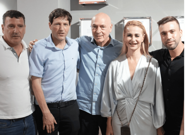 מימין לשמאל: ינון קרן יו"ד אגודת הסטודנטים, מיכל רוזנשיין ראש עיריית קריית אונו, מוטי קירשנבאום איש עסקים, רמי גרינברג ראש עיריית פתח תקוה,  חיים סקאל בעלים LOVE