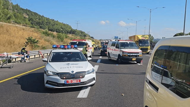 תאונת משאית מיניבוס מחלף עמקים