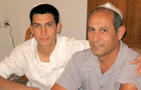 חיים צמח עם בנו עוז בילדותו