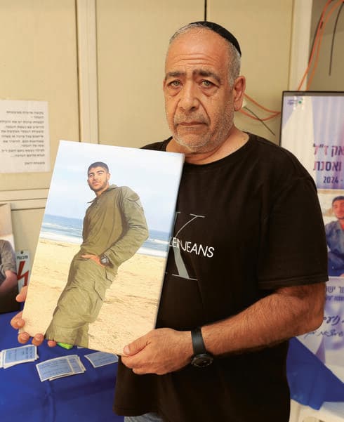 "נועם סיפר שהוא יורד מלחימה רק כדי להרגיע אותי". שלי דואק, בביתו השבוע (צילום: אלעד גרשגורן) "נועם סיפר שהוא יורד מלחימה רק כדי להרגיע אותי". שלי דואק