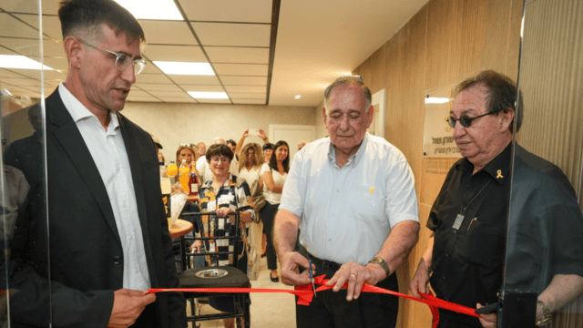 גזירת הסרט בטכס החנוכה (צילום: רועי חרמוני) גזירת הסרט בטכס החנוכה