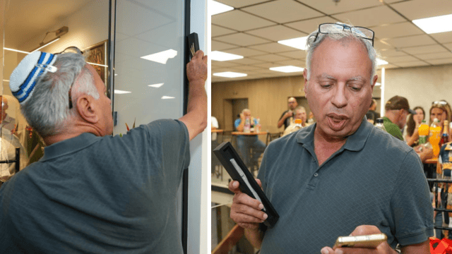 אבי שמריז מתקין מזוזה בטכס (צילום: רועי חרמוני) אבי שמריז מתקין מזוזה בטכס