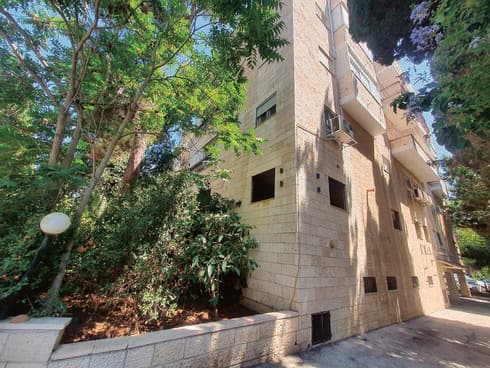 מספרייה לנכס בן 7 חדרים. מבנה הדירה באבן עזרא