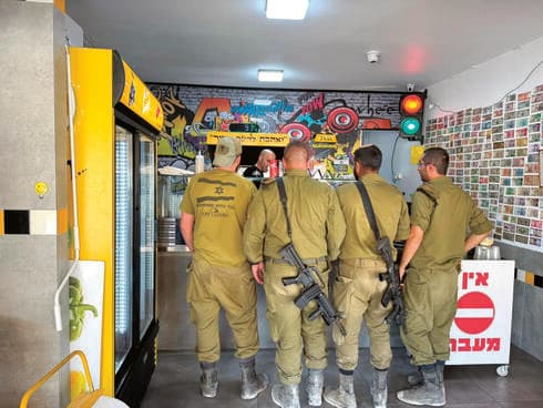 הכל בשביל החיילים. לקוחות בפלאפל בלילי 