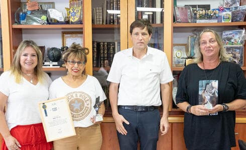 בתמונה מימין לשמאל: מיכל ביטון, רה"ע רמי גרינברג, מזל צומעי, סיגל רפאלי מנהלת בית יד לבנים