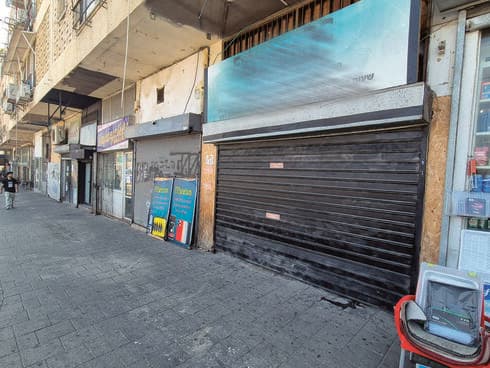 עסקים סגורים ליד הרכבת הקלה בפתח תקוה