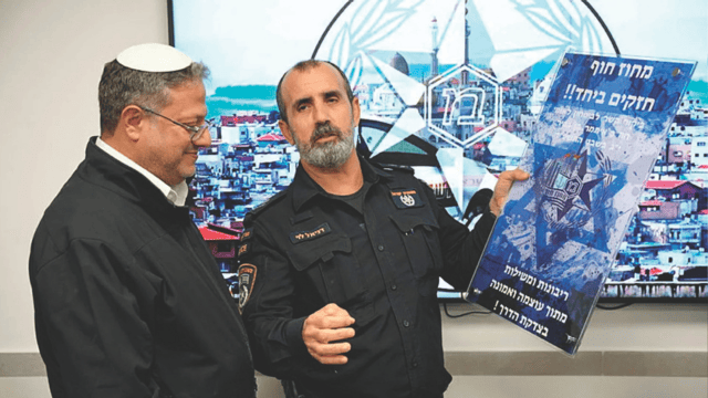 במבחן התוצאה יש רצח כל יומיים. השר בן גביר ורב ניצב לוי (צילום: משטרת ישראל) שר והמועמד מטעמו. השר בן גביר וניצב לוי
