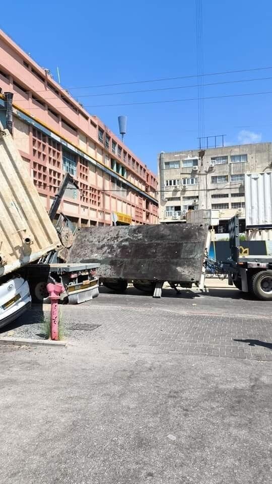 מנוף קרס על רכב ליד הבת ימון 