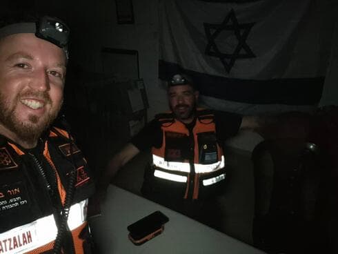 מתרגלים תרחיש עלטה בראשון לציון (צילום: איחוד הצלה) מתרגלים תרחיש עלטה בראשון לציון