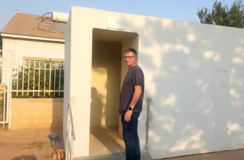 אנטולי פרנדיוק ליד מיגונית בשכונת נחל בקע