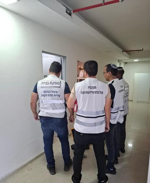 מבצע האכיפה (צילום: דוברות עיריית פתח תקוה) מבצע האכיפה