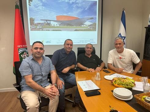 משמאל לימין: אביב איטח, מתן דיל, שמואל בוקסר, יהודה חיימוביץ (צילום: דוברות עיריית רחובות) משמאל לימין: אביב איטח, מתן דיל, שמואל בוקסר, יהודה חיימוביץ