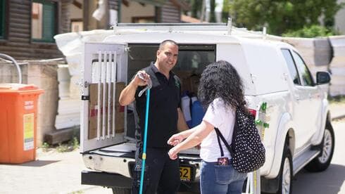 אבי דן. תפס נחש צפע בחולון 