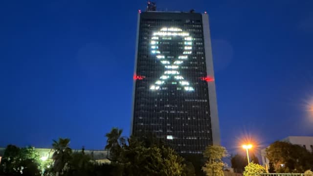 סמל החטופים על בניין אשכול של אוניברסיטת חיפה