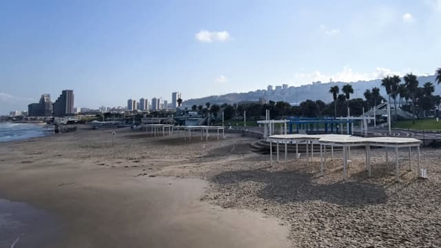הציבור נשאר בבית. חופים ריקים בחיפה