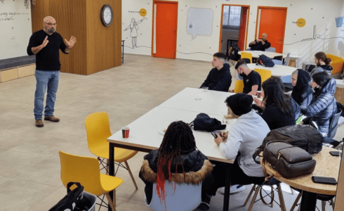 דרור שגב מרצה מול תלמידים