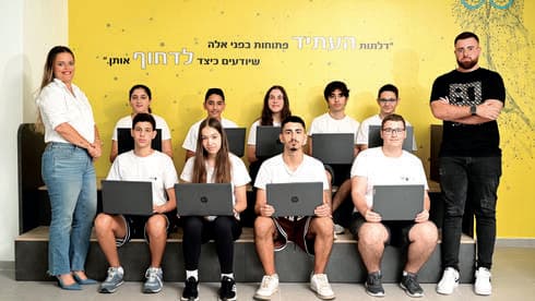 תלמידי מגמת "איראן" בחולון עם המנהלת והרכז