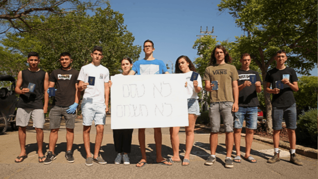 "לא טסים לא משלמים". מחאת תלמידים על ביטול הטיסות לפולין