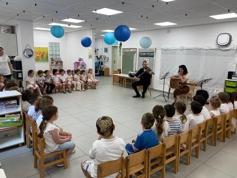 הפילהרמונית מגיעה לגני הילדים ברחובות (צילום: דוברות העירייה) הפילהרמונית מגיעה לגני הילדים ברחובות