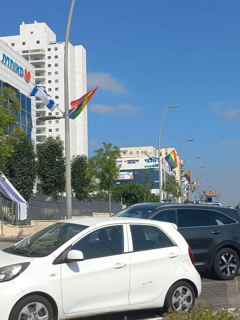 דגלי הגאווה בראש העין