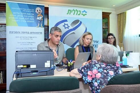 ד"ר דני קירשנר, מאיה לויצקי והעוס רוני גורל במרפאת המפונים ביערות הכרמל (צילום- רפי זוהר) ד"ר דני קירשנר, מאיה לויצקי והעוס רוני גורל במרפאת המפונים ביערות הכרמל
