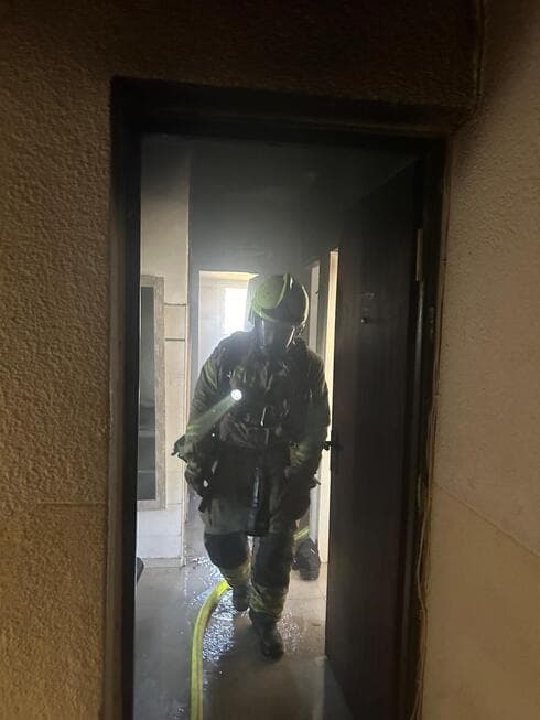 כבאים חילצו לכודה מדירה בוערת בקרית ים (צילום: כיבוי אש) כבאים חילצו לכודה מדירה בוערת בקרית ים