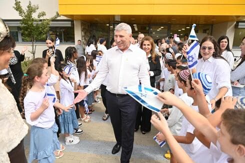 סיור ראש העיר ומנהלי המחלקות בעירייה בבתי הספר