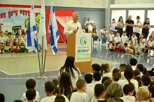 סיור ראש העיר ומנהלי המחלקות בעירייה בבתי הספר