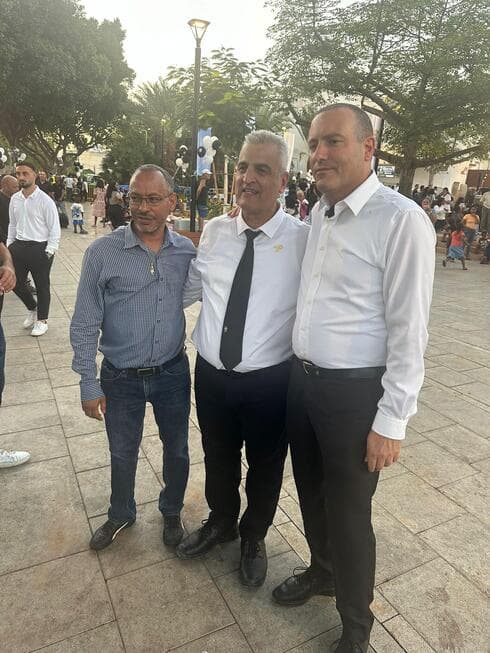 מימין: ראש עירייה מתן דיל, עו״ד יוסי אומיד, משנה ראש העירייה דני מרשה 